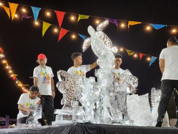 Antusiasme seniman ice carving saat mengukir bongkahan es batu dalam ajang AstraPay Sanur Village Festival 2023 ke-16 tahun, pada Sabtu, 22 Juli 2023. Kegiatan ini diikuti oleh seniman lokal dari Sanggar Seni Surya Krya Mahotama, Bali.